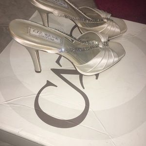 Elegant open tool heels